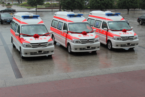 2013.5.16我会向兴宁卫生系统捐赠的三部救护车.jpg